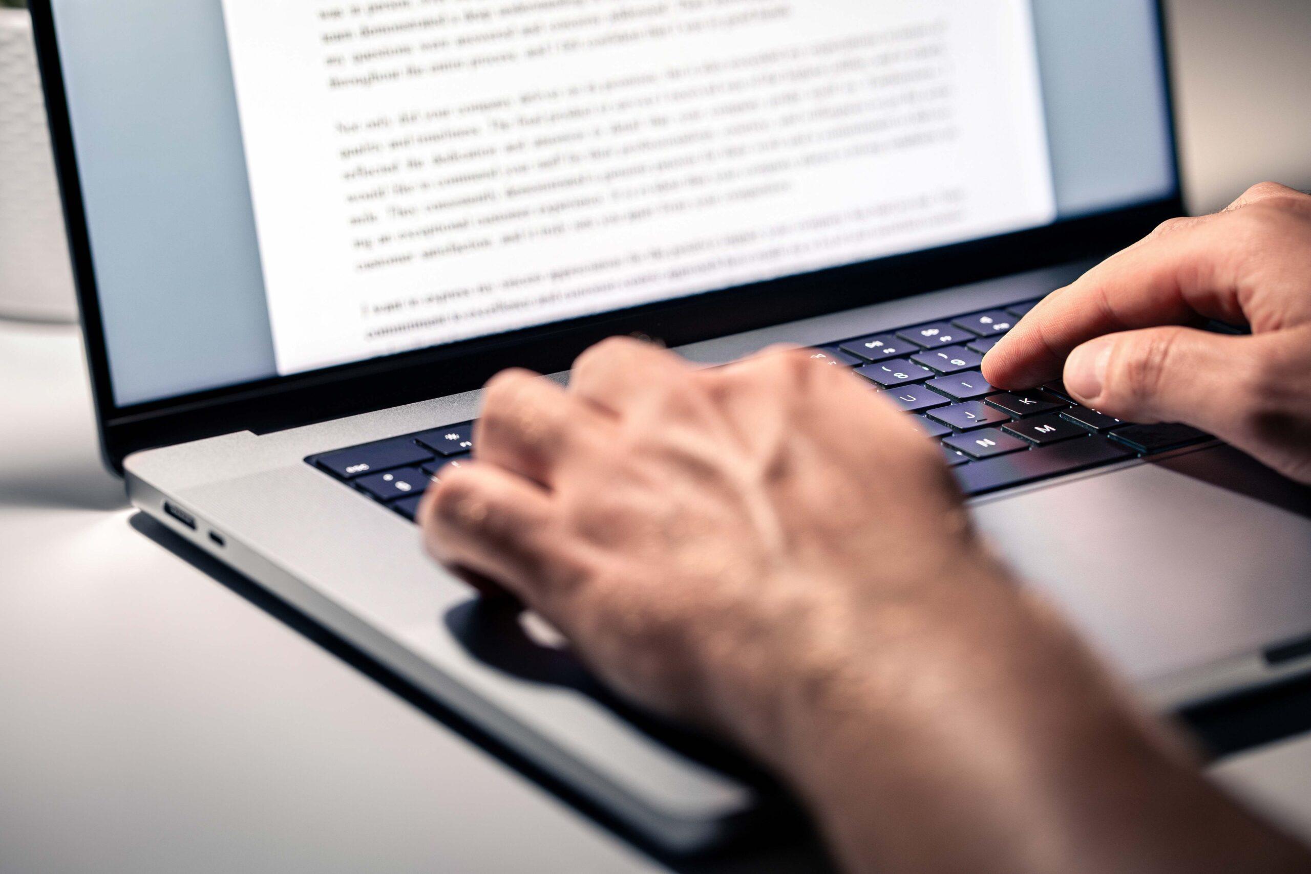 Schreiben von Textdokumenten, Online-Inhalten, Büchern, Briefen oder Aufsätzen. Autor, Journalist oder freier Kolumnist mit Laptop.