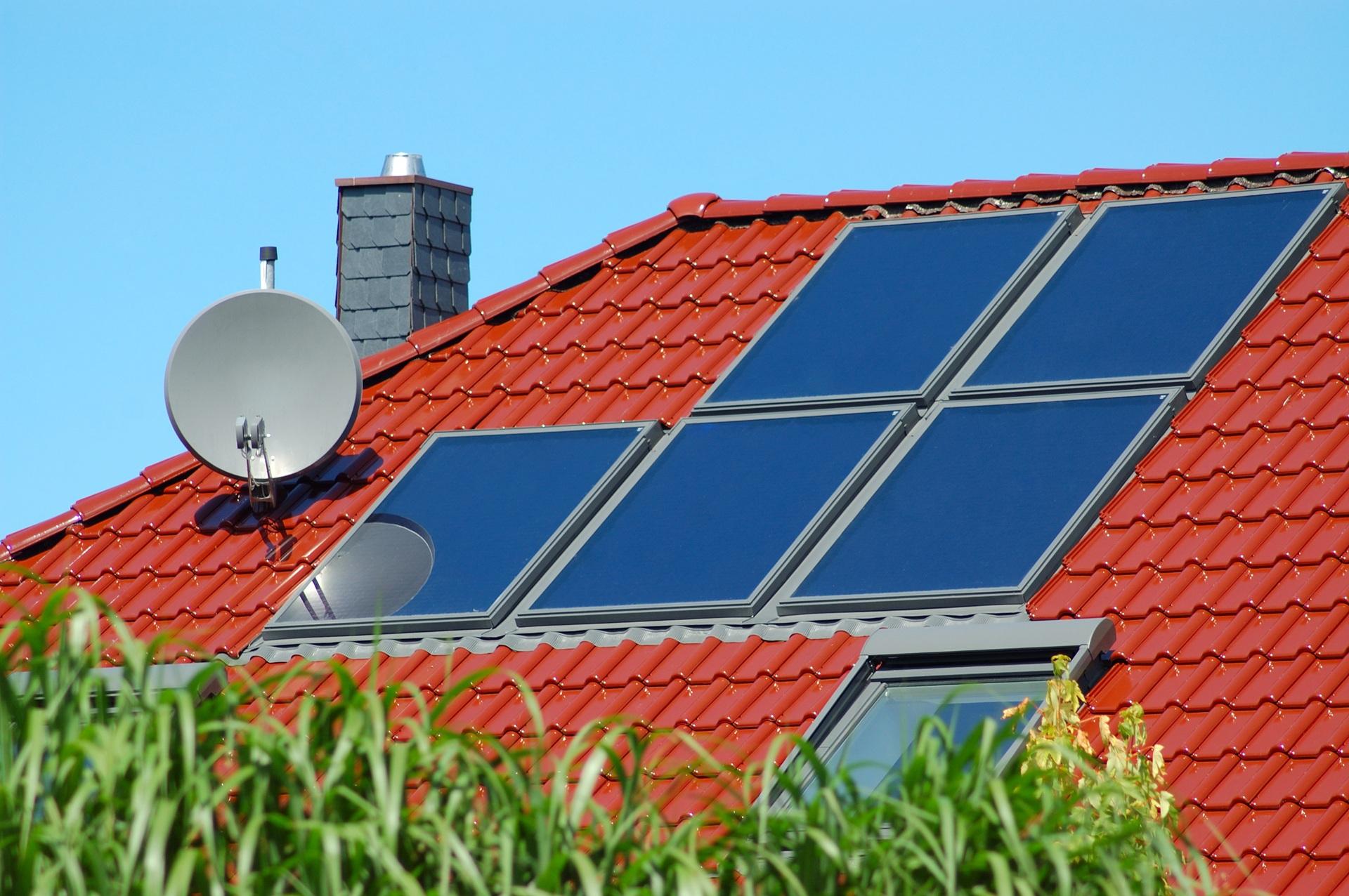 Hausdach mit Solaranlage zur Flächennutzung | Regenwassernutzungsanlage

