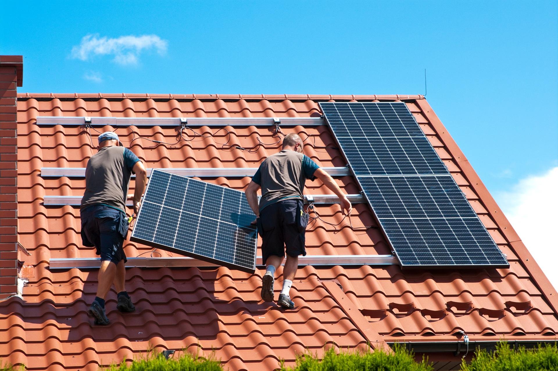 Solarpanels auf Ziegeldach montiert | Fronius Wechselrichter