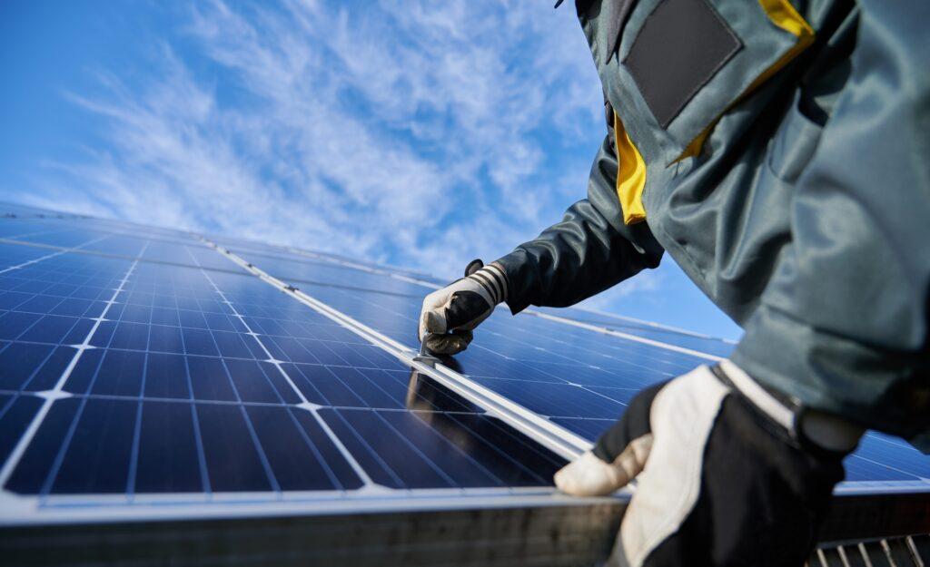 Nahaufnahme Solarmodul mit Montagewerkzeug | Fronius Wechselrichter