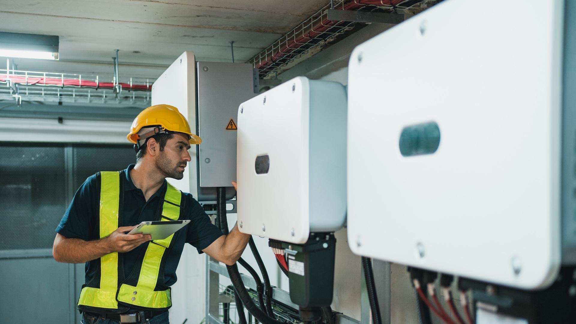 Kontrolle Energiezentrale mit Tablet | Fronius Wechselrichter
