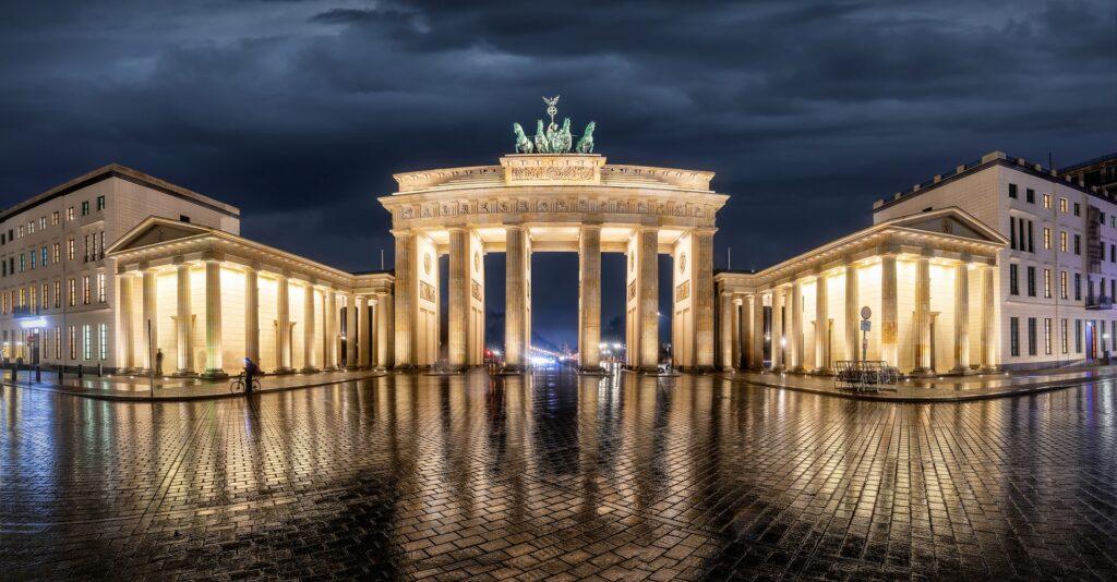 Brandenburger Tor bei Nacht im Regen | Escort Berlin